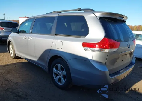 2011 Toyota Sienna Le V6 z USA, uszkodzony, nr VIN 5TDKK3DC2BS173107